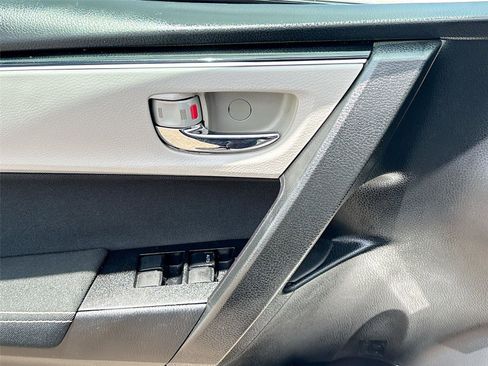 Used 2018 Toyota Corolla LE FWD image 17