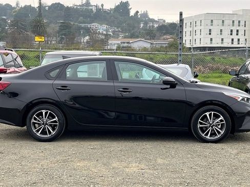 Used 2023 Kia Forte LXS image 3