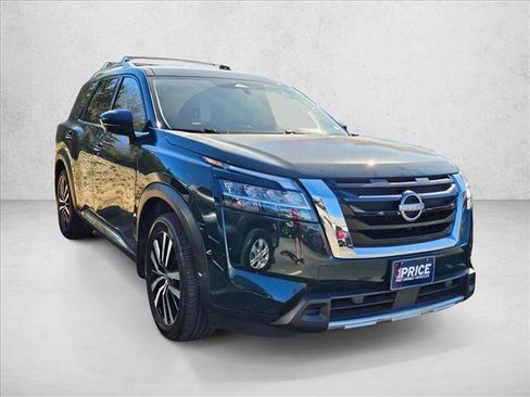 Used 2023 Nissan Pathfinder Platinum image 3