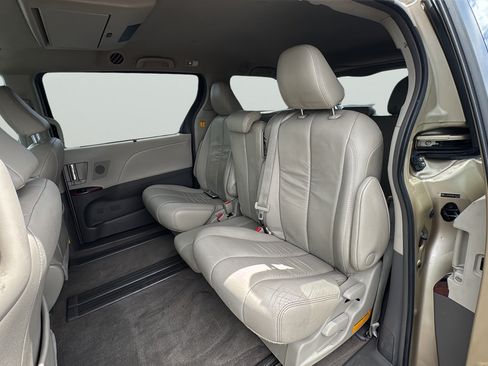 Used 2011 Toyota Sienna XLE w/ Premium Pkg FWD image 33
