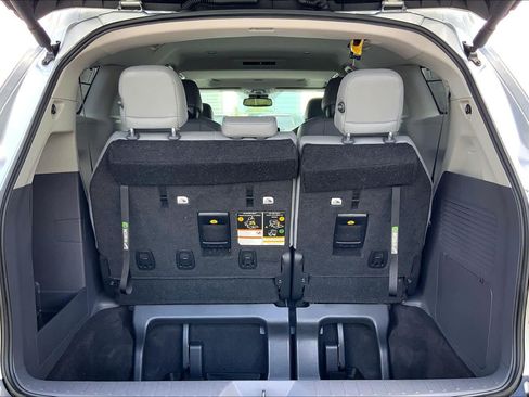 Used 2023 Toyota Sienna Limited FWD image 34