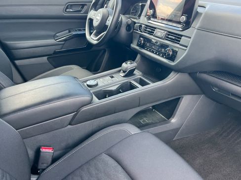 Used 2025 Nissan Pathfinder S image 19