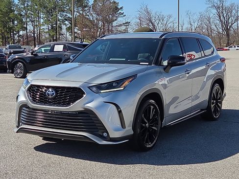 Used 2023 Toyota Highlander XSE image 2