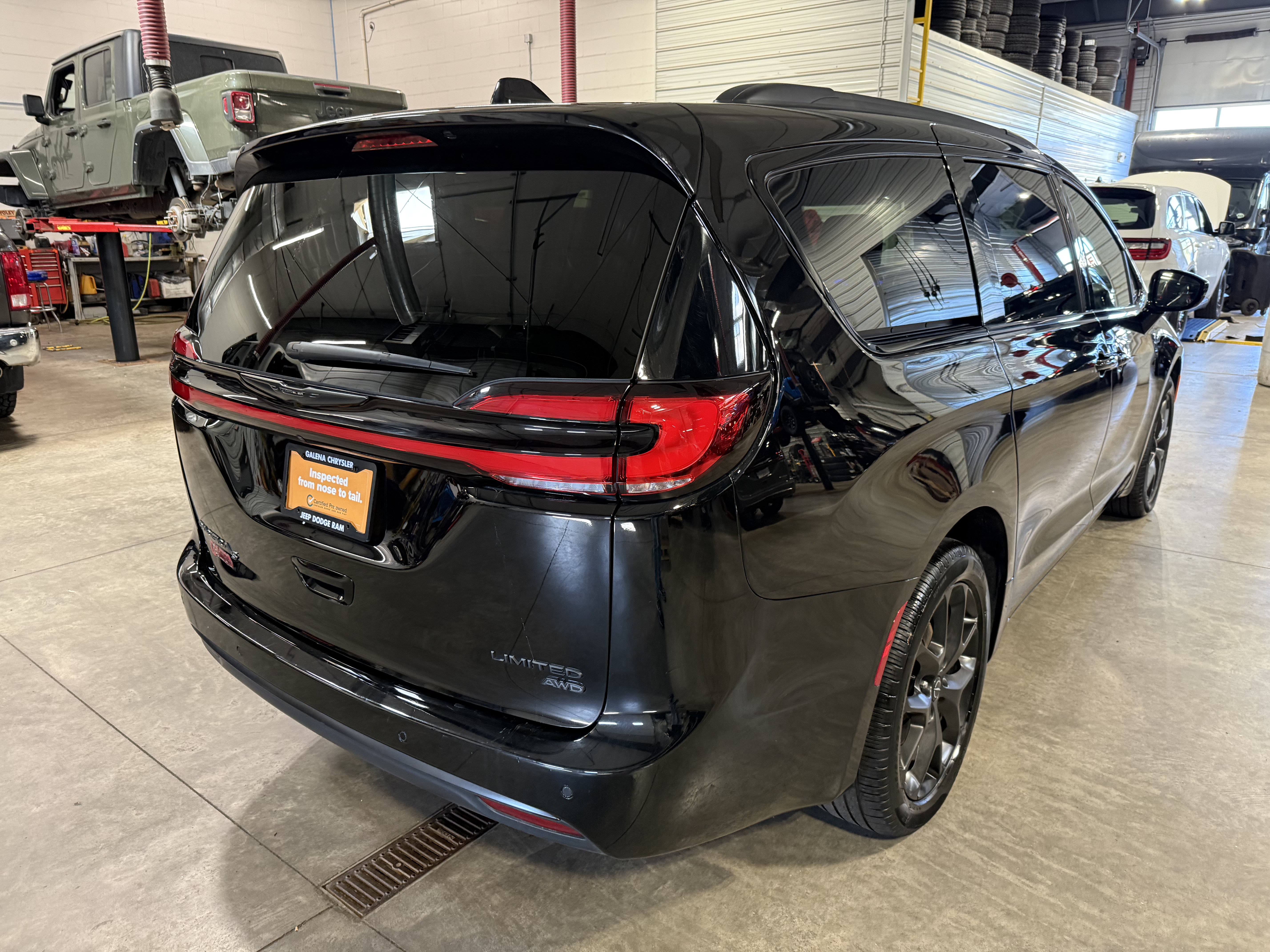 Certified 2025 Chrysler Pacifica Limited AWD/4WD image 18