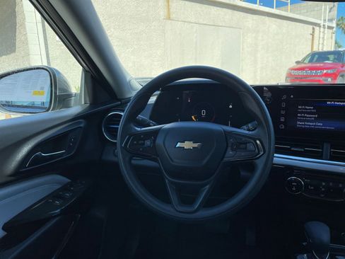 Used 2025 Chevrolet Trax LT image 33