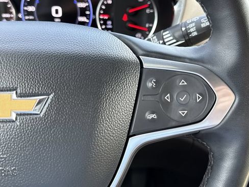 Used 2023 Chevrolet Traverse Premier FWD image 17