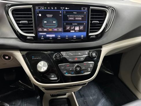 Used 2024 Chrysler Pacifica Touring-L FWD image 19