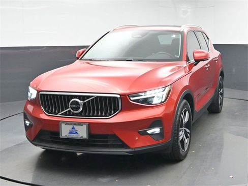 Used 2023 Volvo XC40 B5 Plus w/ Driver Assist Package image 3