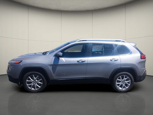 Used 2018 Jeep Cherokee Latitude Plus FWD image 4