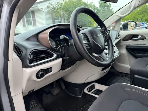 Used 2020 Chrysler Voyager L FWD image 10