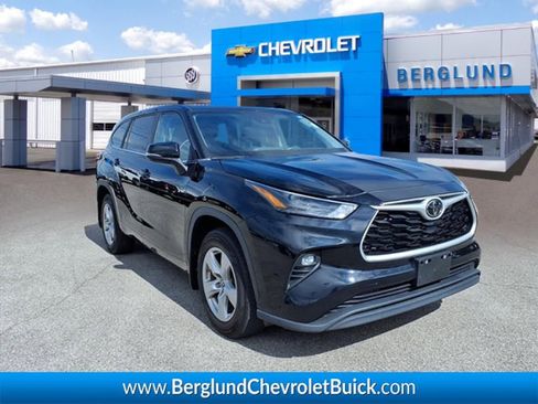 Used 2023 Toyota Highlander LE image 1