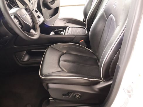 Used 2025 Chrysler Pacifica Limited FWD image 13