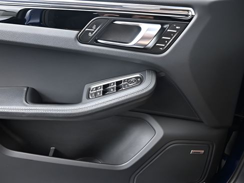 Certified 2025 Porsche Macan AWD/4WD image 13