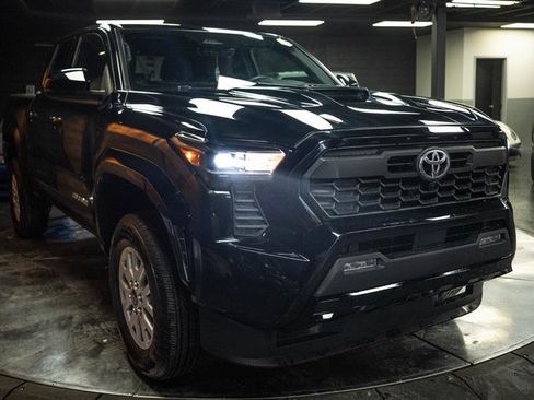Used 2025 Toyota Tacoma SR5 AWD/4WD image 5