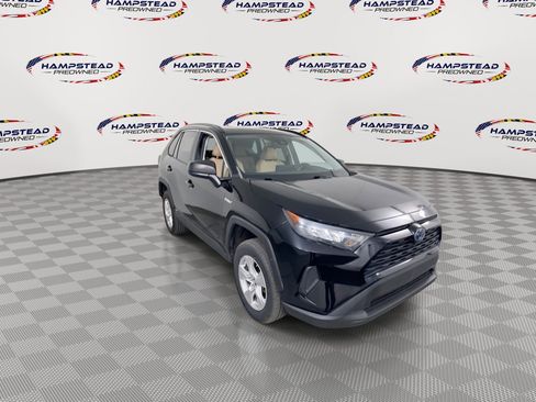 Used 2021 Toyota RAV4 LE AWD/4WD image 2