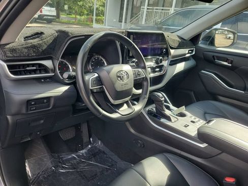Used 2024 Toyota Highlander XLE FWD image 19