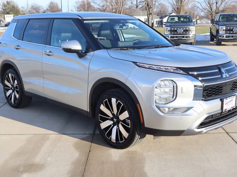 Used 2025 Mitsubishi Outlander SE image 3