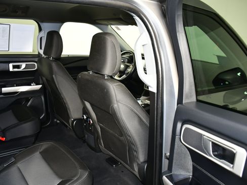 Used 2023 Ford Explorer XLT AWD/4WD image 43