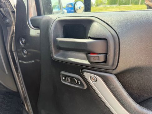 Used 2014 Jeep Wrangler Unlimited Sahara AWD/4WD image 28