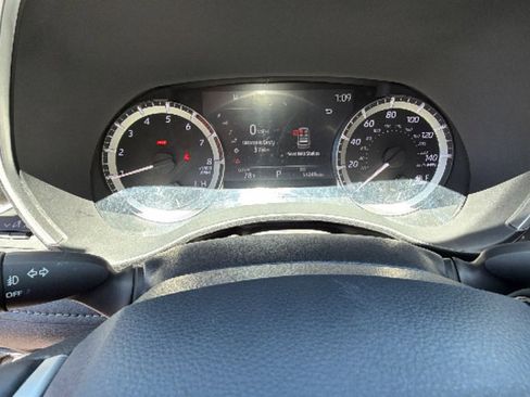 Used 2023 Toyota Highlander XLE AWD/4WD image 21
