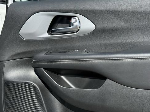 Used 2025 Chrysler Pacifica Limited FWD image 28