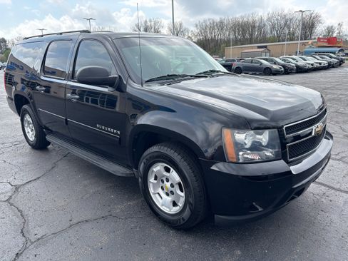 Used 2010 Chevrolet Suburban LS RWD image 2