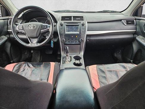 Used 2017 Toyota Camry SE image 11