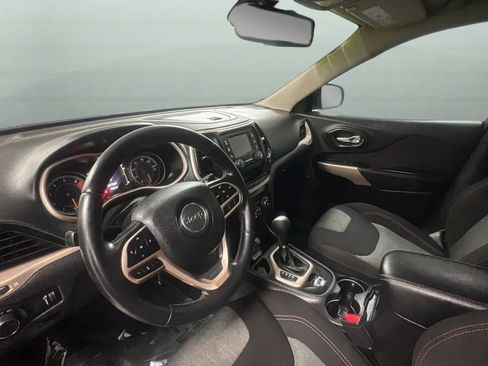 Used 2017 Jeep Cherokee Sport FWD image 10