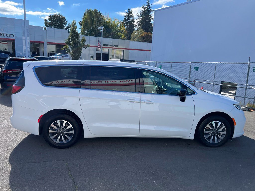 Used 2024 Chrysler Pacifica Limited FWD image 3