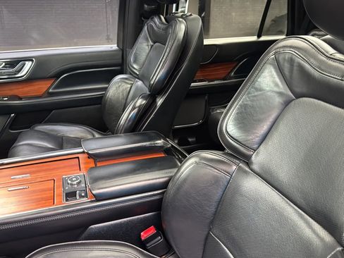 Used 2019 Lincoln Navigator Select RWD image 14