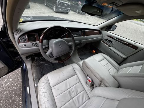 Used 2002 Lincoln Town Car Signature RWD image 12