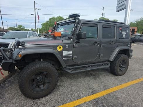 Used 2016 Jeep Wrangler Unlimited Rubicon w/ Connectivity Group AWD/4WD image 3