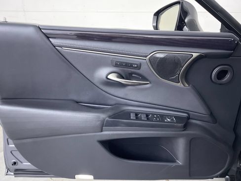 Used 2020 Lexus ES 300h Ultra Luxury w/ Accessory Package 2 FWD image 10