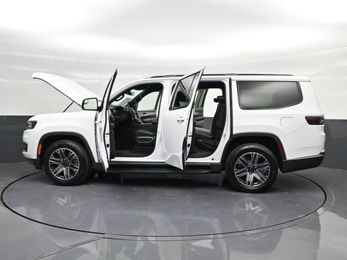 Used 2022 Jeep Wagoneer Series III image 39