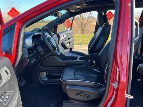 Used 2026 Chrysler Pacifica Limited w/ Uconnect Theater Family Group image 15