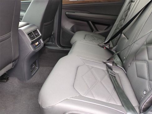 Certified 2025 Volkswagen Atlas SE image 16