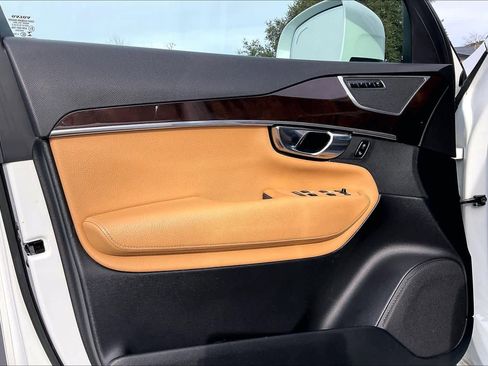 Used 2018 Volvo XC90 T6 Momentum w/ Convenience Package image 26
