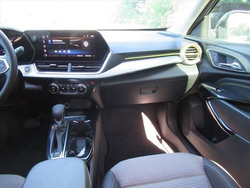 Used 2024 Chevrolet Trax LT w/ Driver Confidence Package FWD image 14