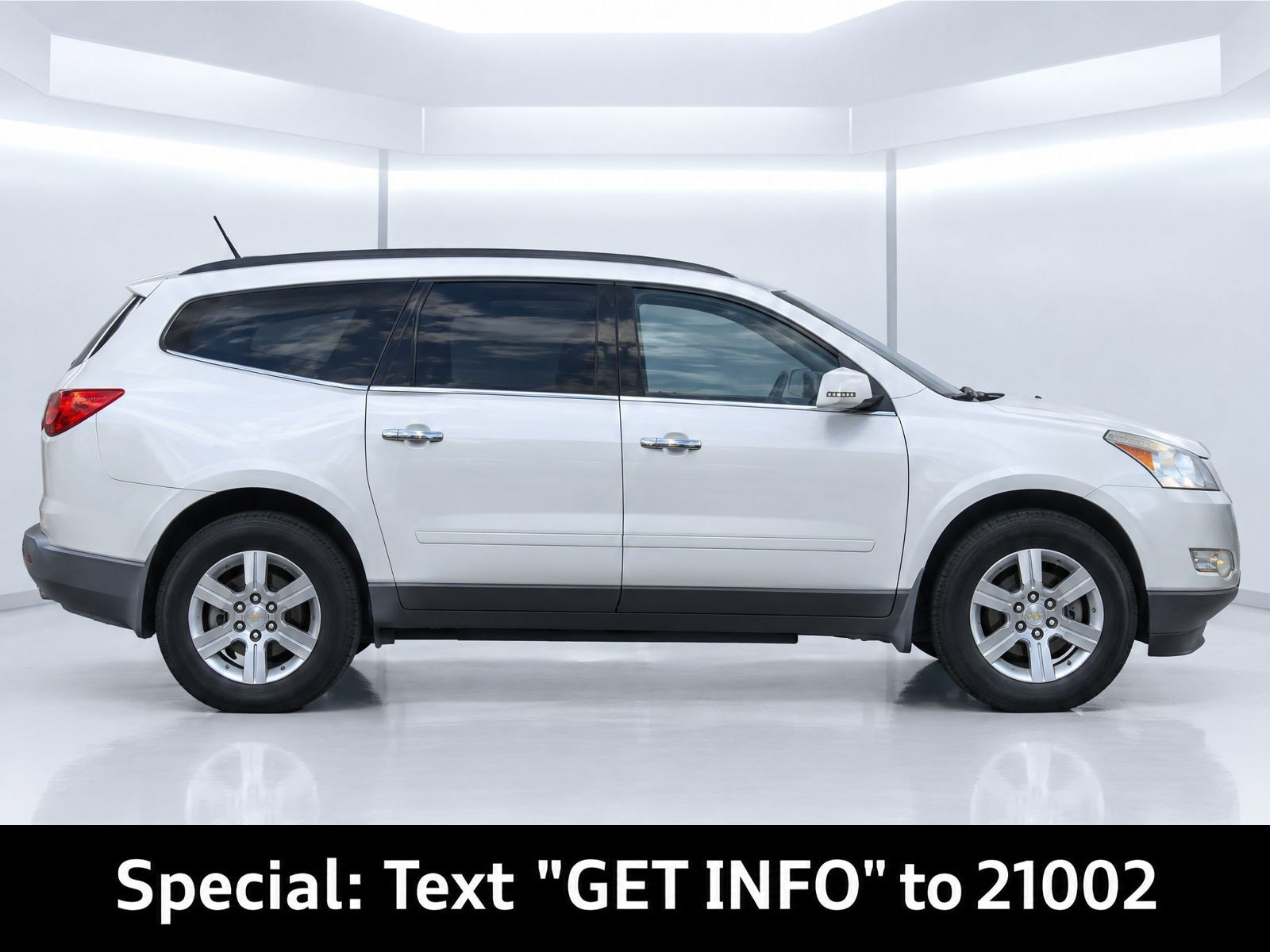 Used 2011 Chevrolet Traverse LT FWD image 3