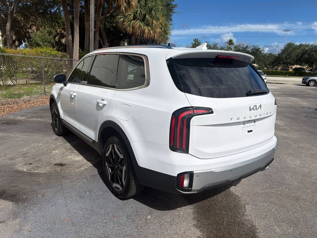 Used 2023 Kia Telluride EX w/ EX Captain's Chair Package FWD image 3