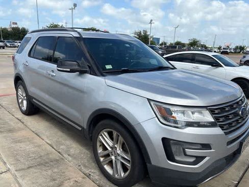 Used 2017 Ford Explorer XLT w/ Equipment Group 202A FWD image 2