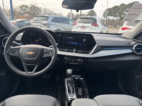 Used 2025 Chevrolet Trax LT image 10