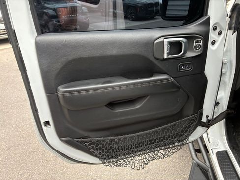Used 2018 Jeep Wrangler Unlimited Sahara AWD/4WD image 12
