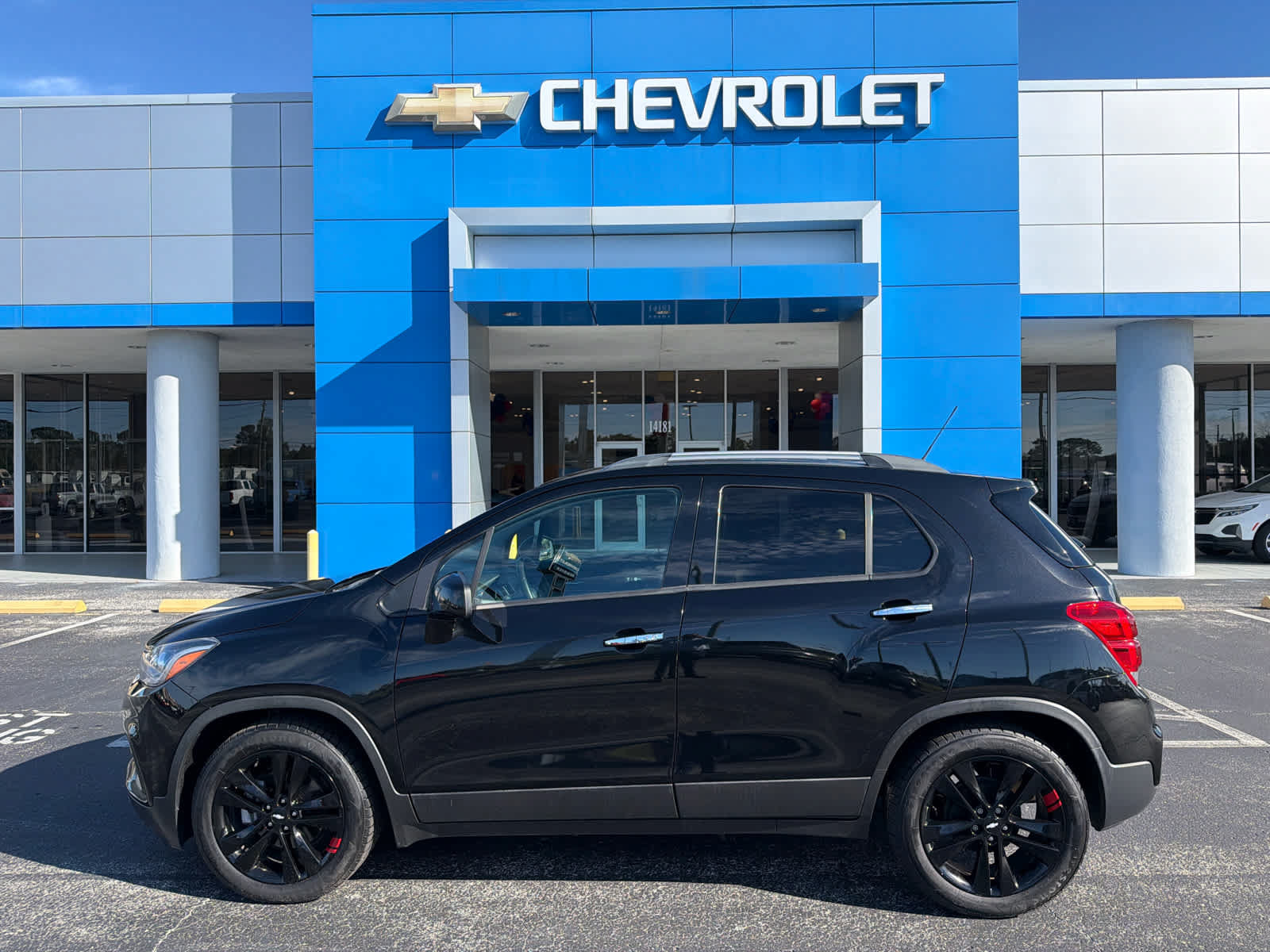 Used 2018 Chevrolet Trax LT w/ Redline Edition FWD image 2