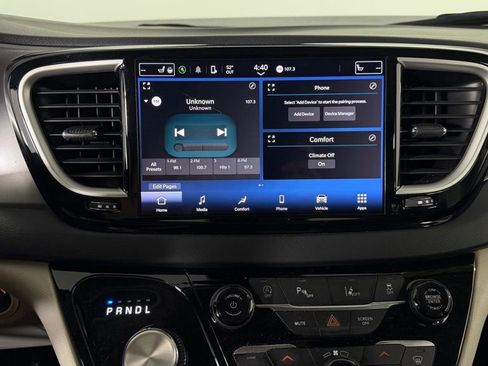 Used 2023 Chrysler Pacifica Touring-L FWD image 21