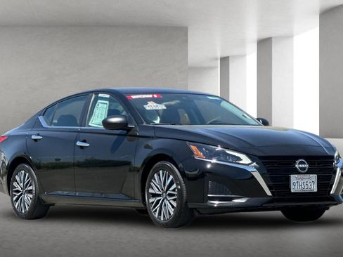 Used 2025 Nissan Altima 2.5 SV FWD image 2