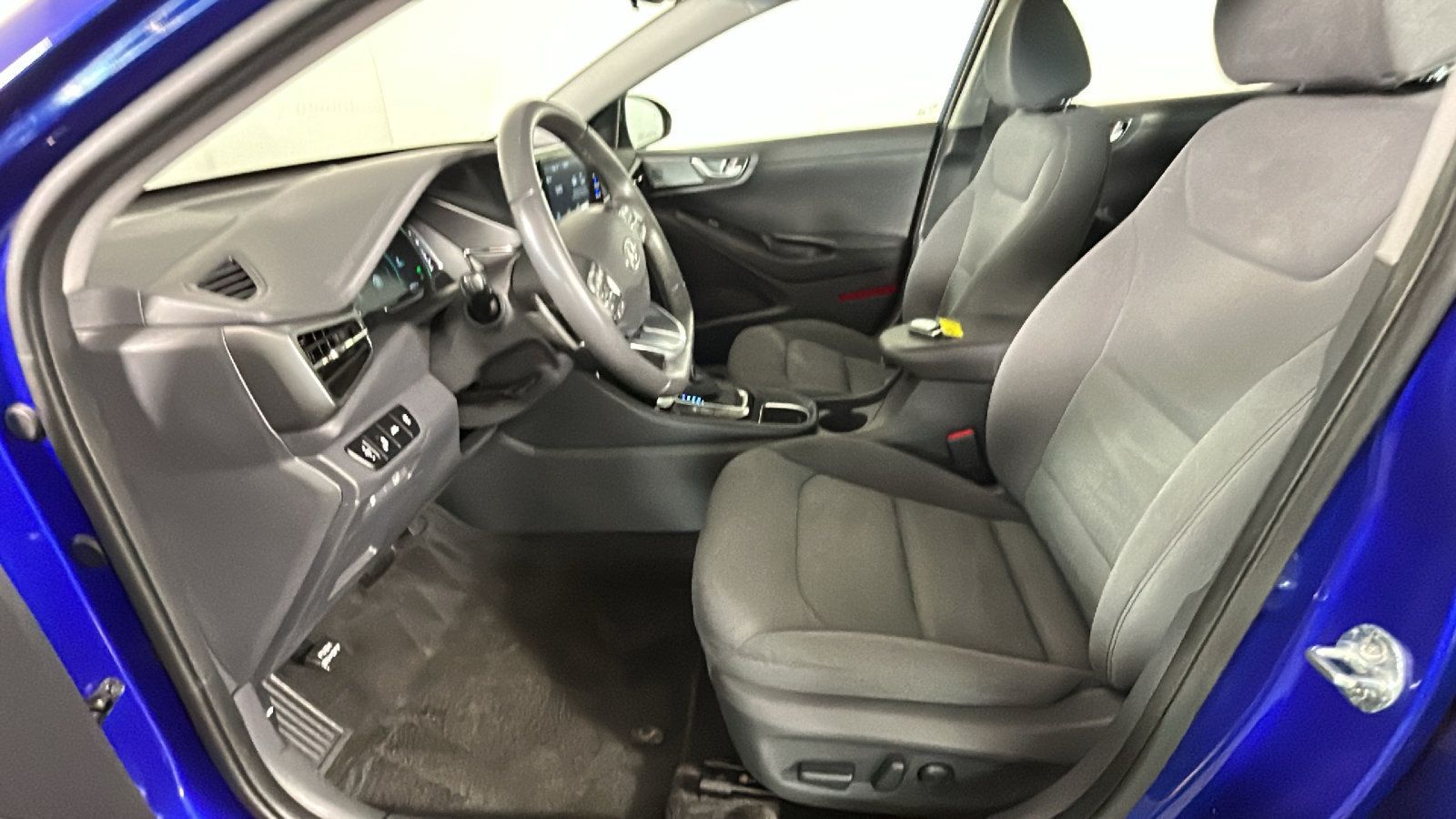 Used 2020 Hyundai Ioniq SE FWD image 13
