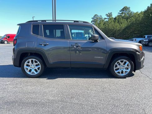 Used 2018 Jeep Renegade Latitude FWD image 4