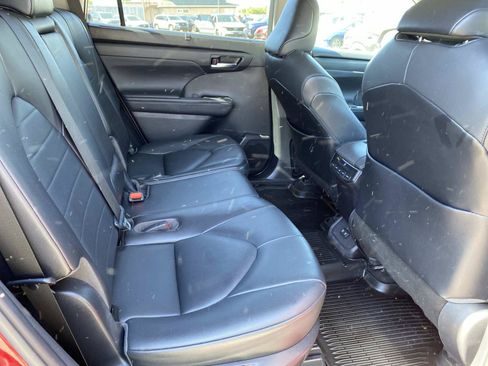 Used 2021 Toyota Highlander XLE AWD/4WD image 26