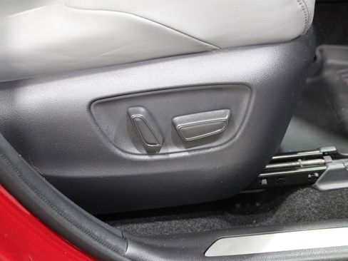 Used 2021 Toyota Venza Limited image 28